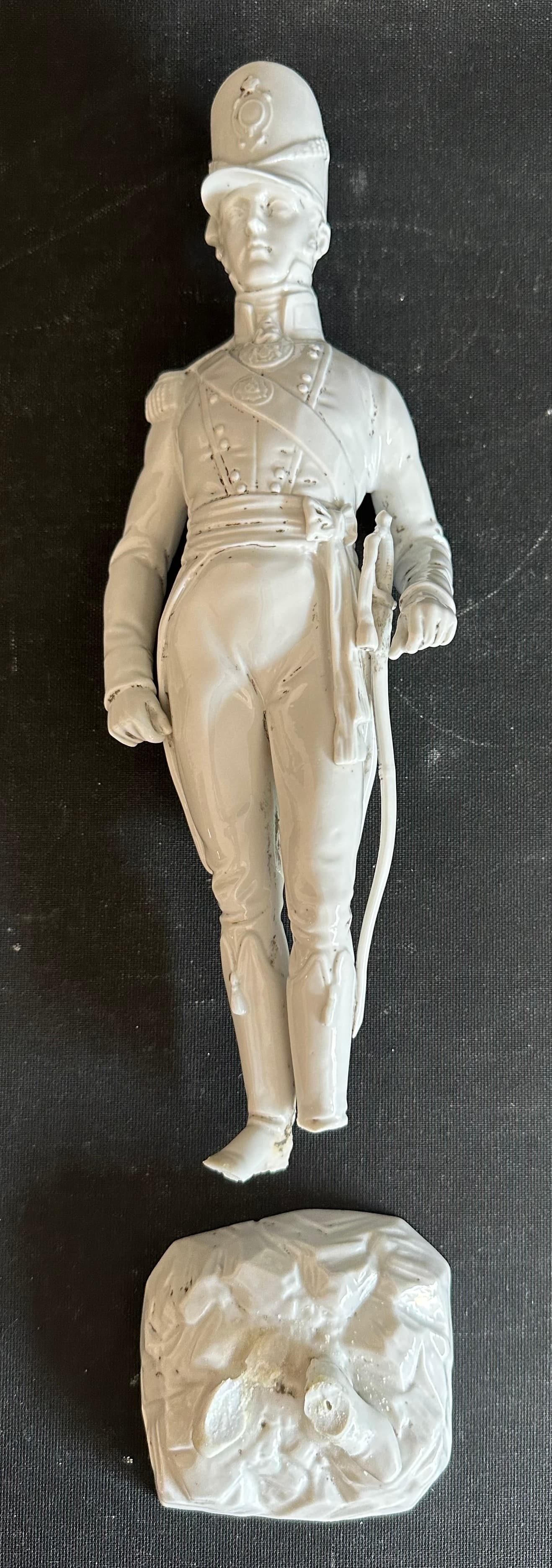 Statuette militaire avant restauration