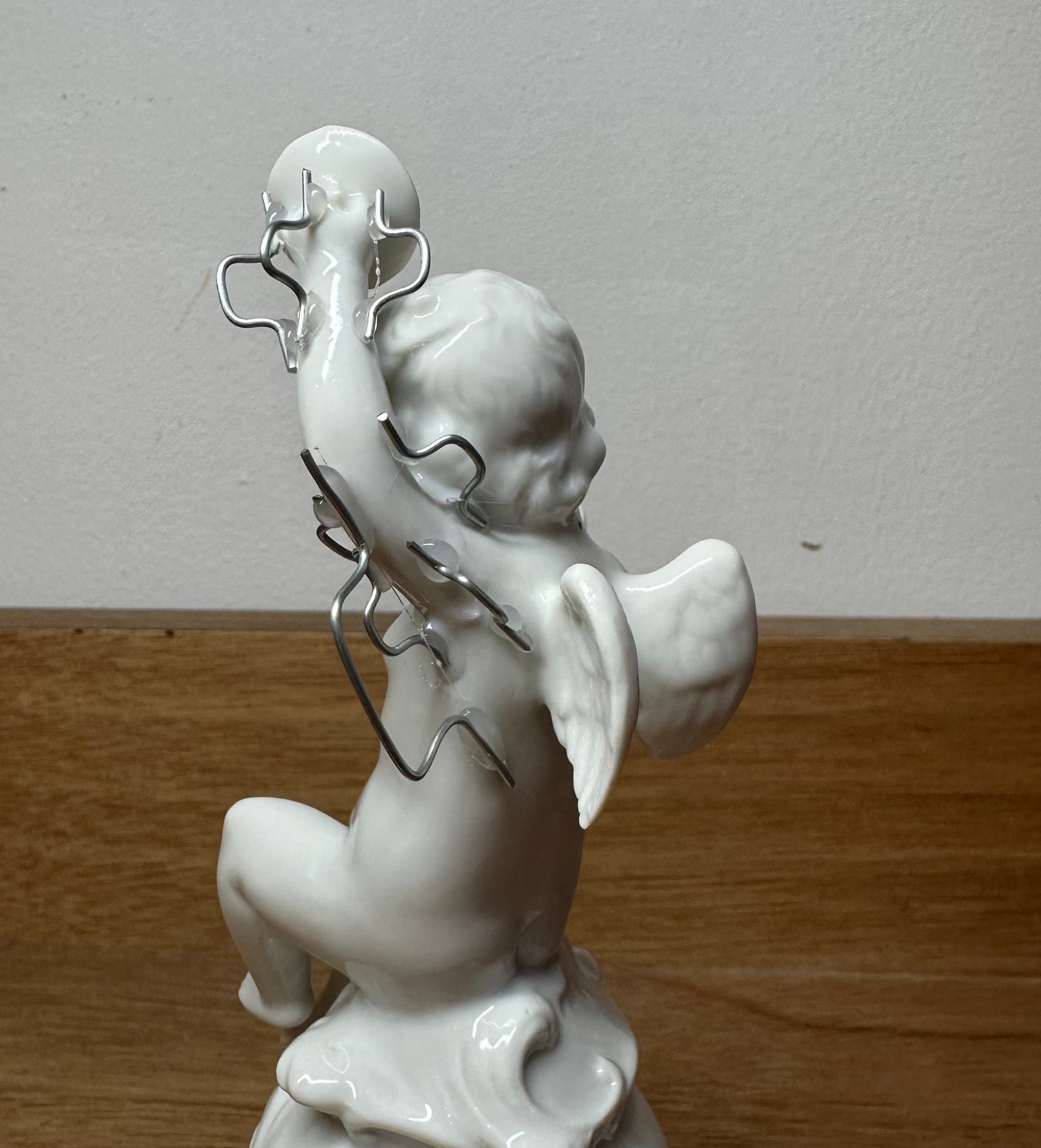 Statuette pendant collage