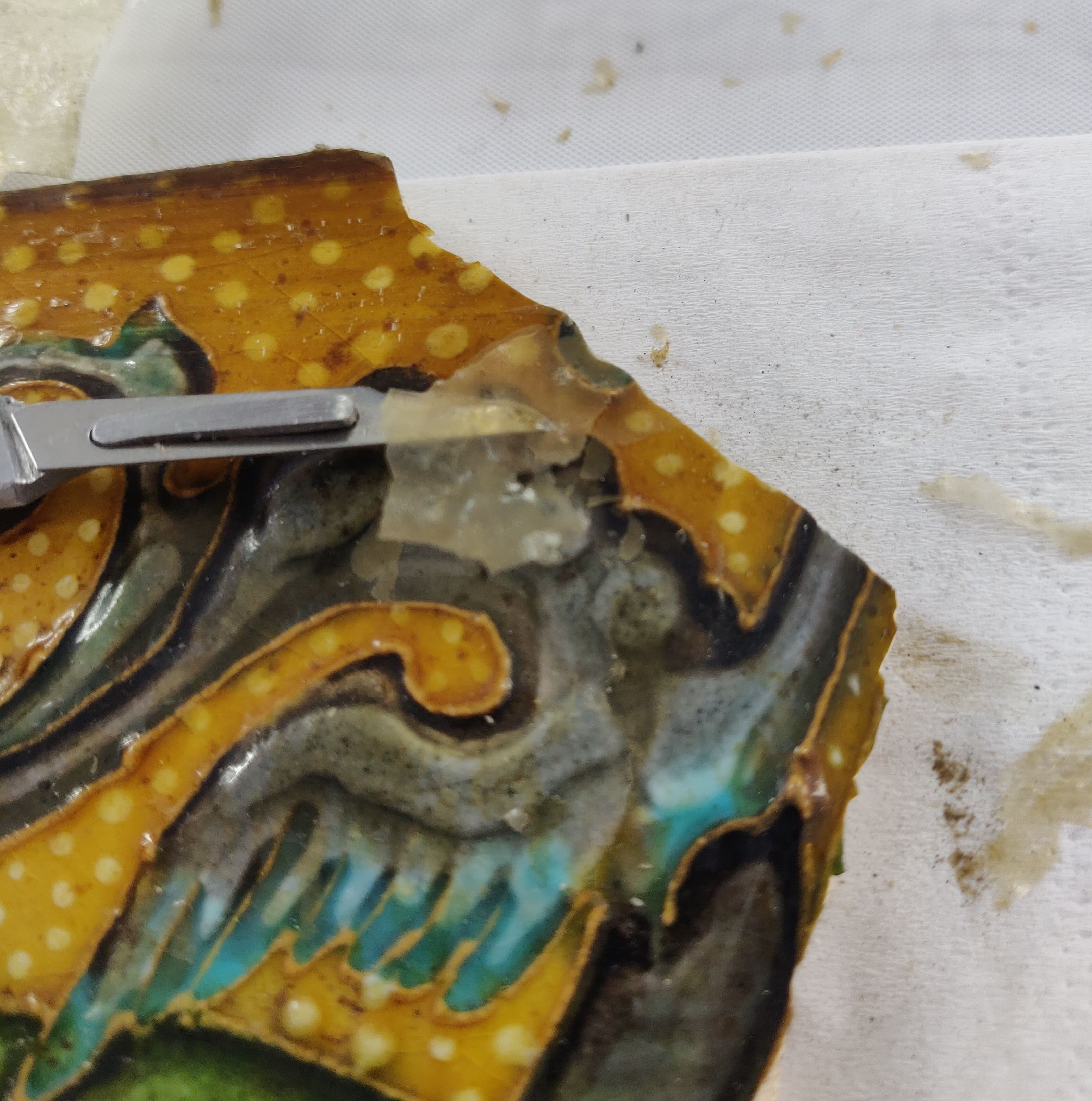 Fragment de céramique avec retrait de résidus de vernis