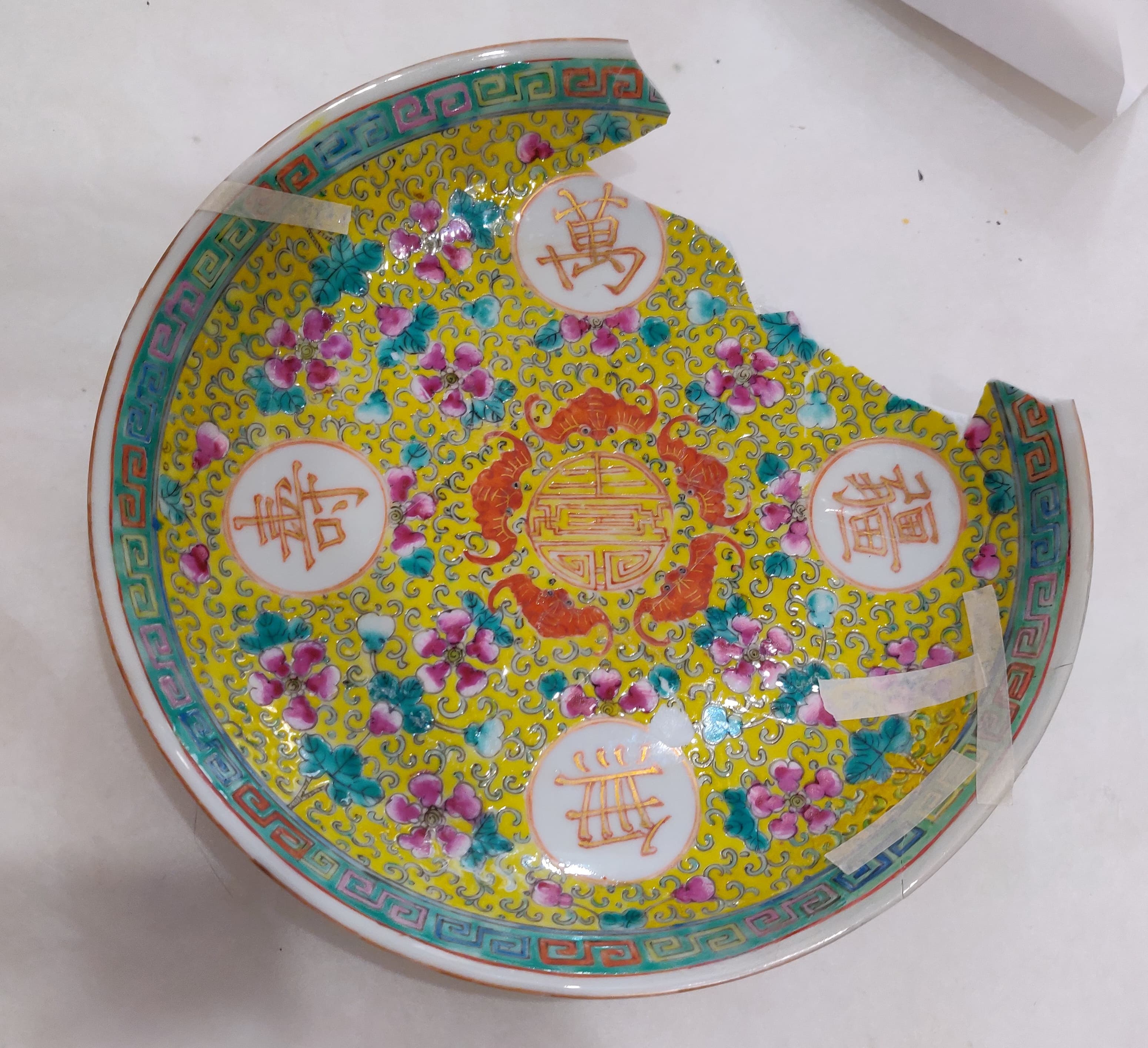 Assiette chinoise du XIXe siècle pendant restauration