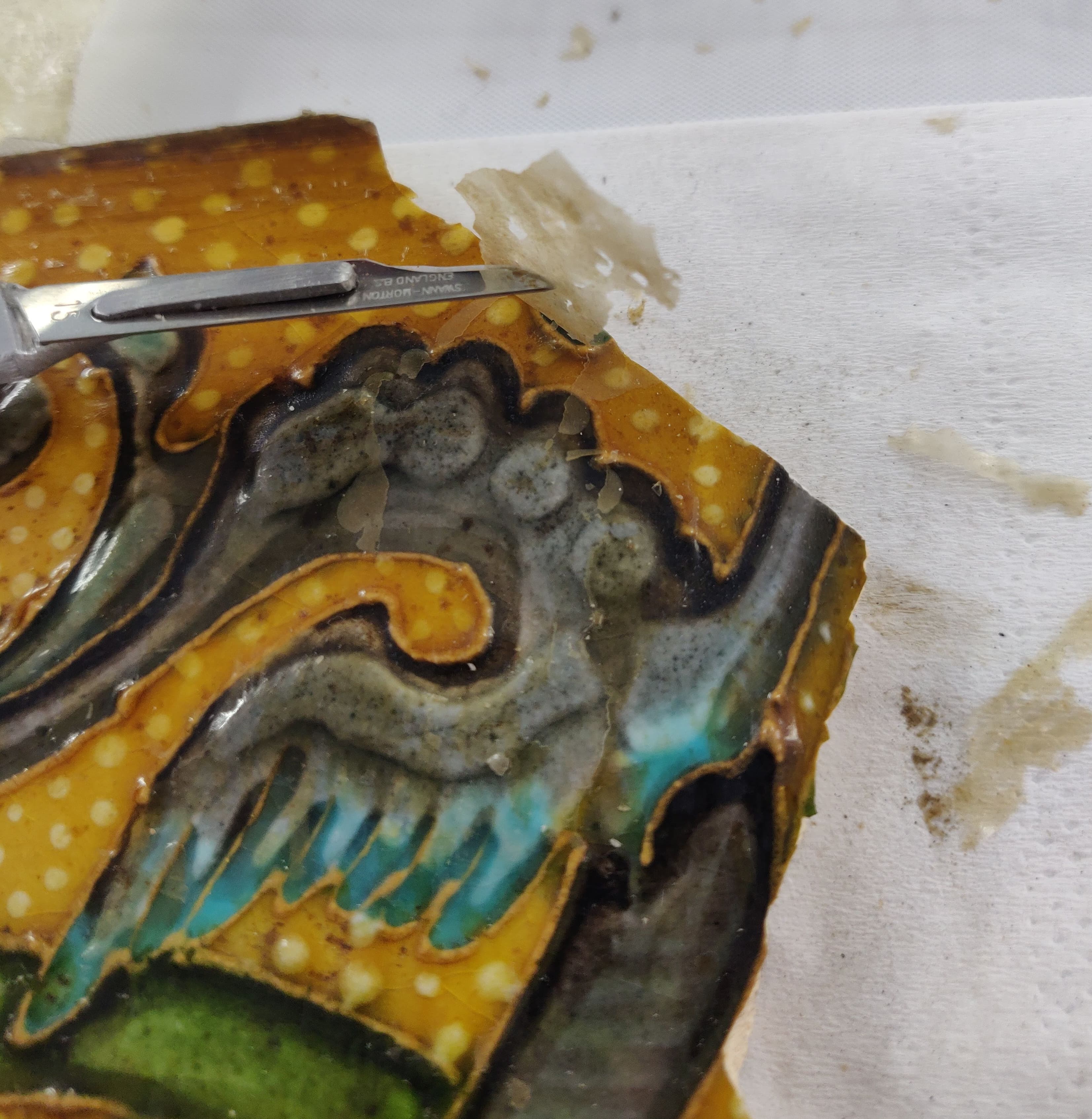 Fragment de céramique avec retrait de résidus de vernis