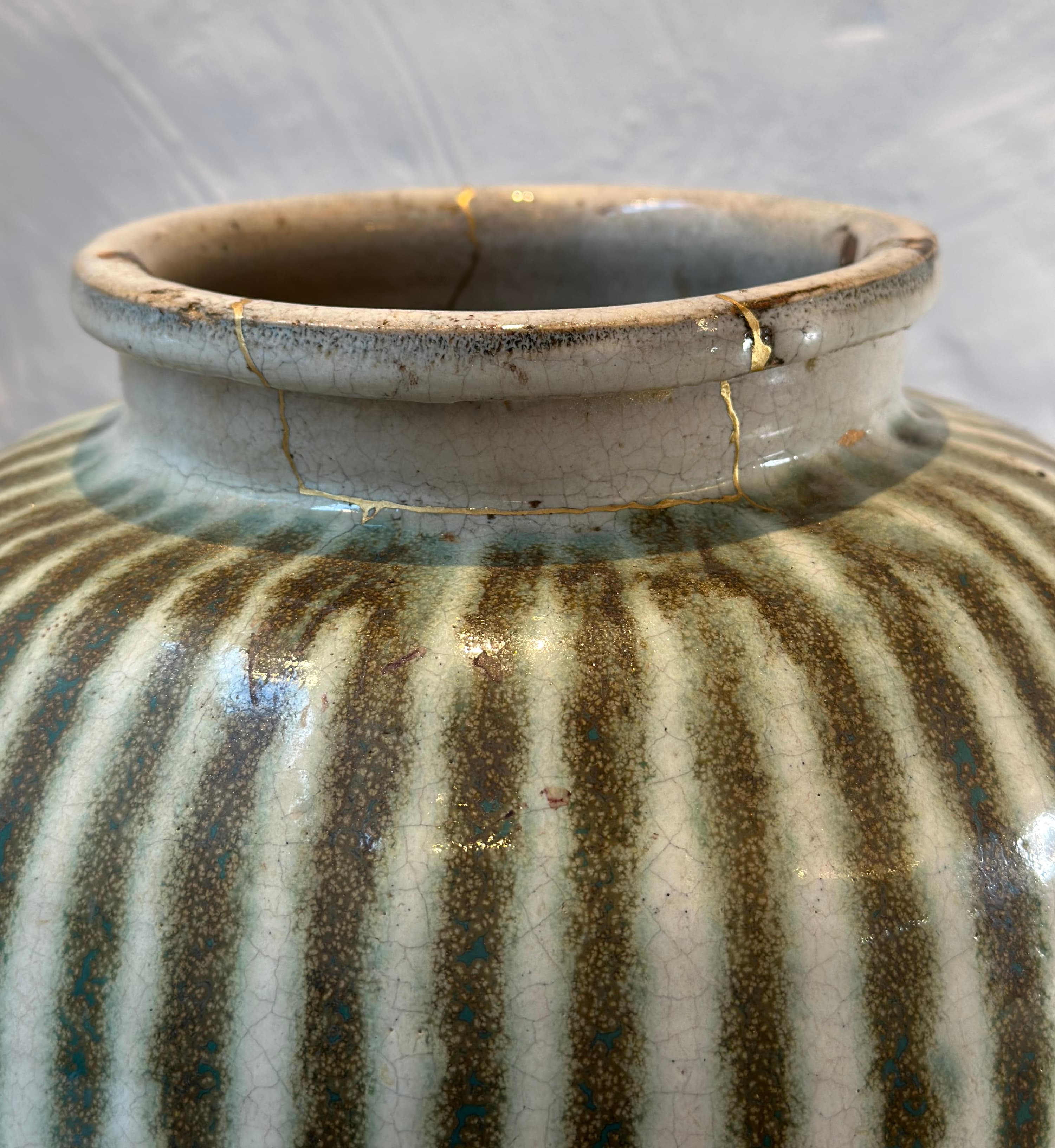 Application de la poudre d'or 24 carats