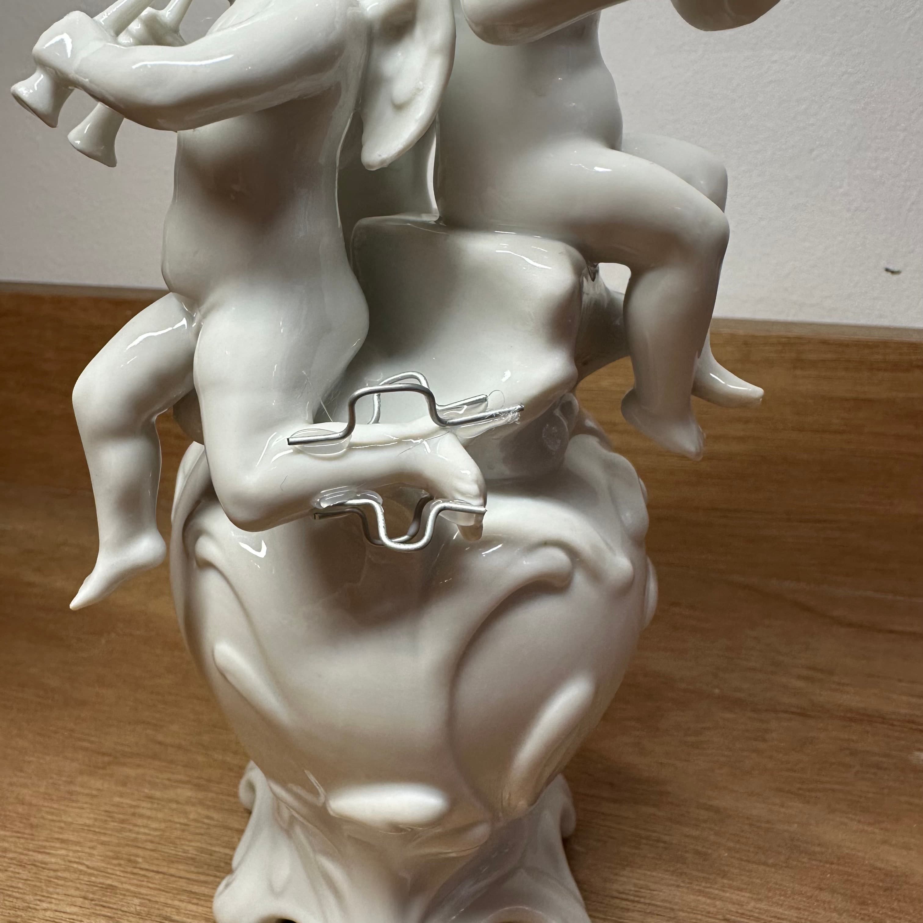 Statuette pendant collage