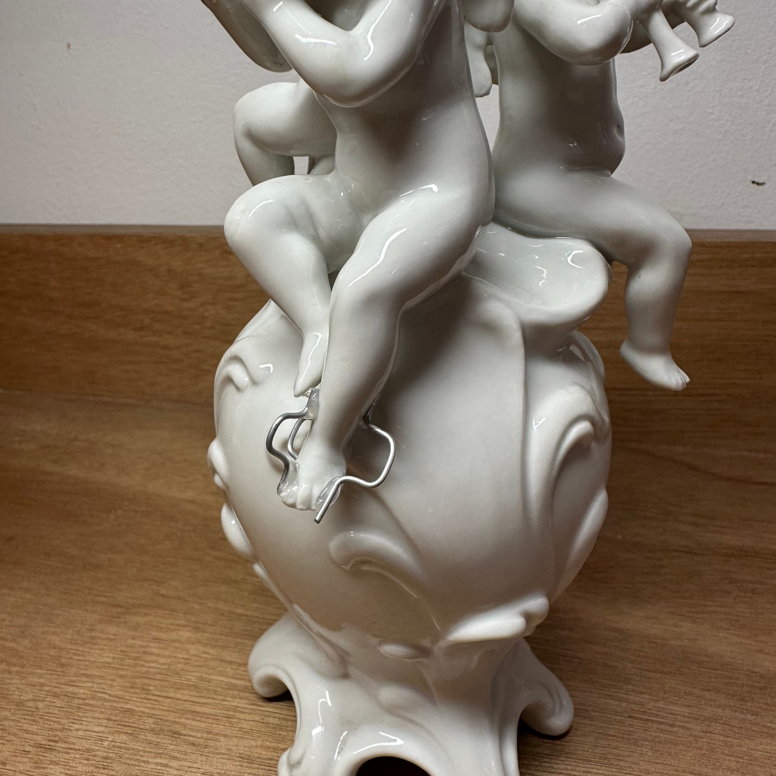 Statuette pendant collage