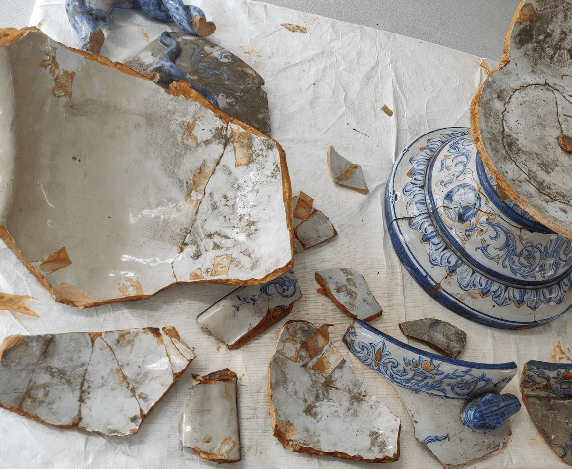 Processus de dérestauration d'une céramique ancienne