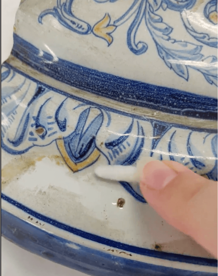 Nettoyage minutieux d'une porcelaine lors de la restauration