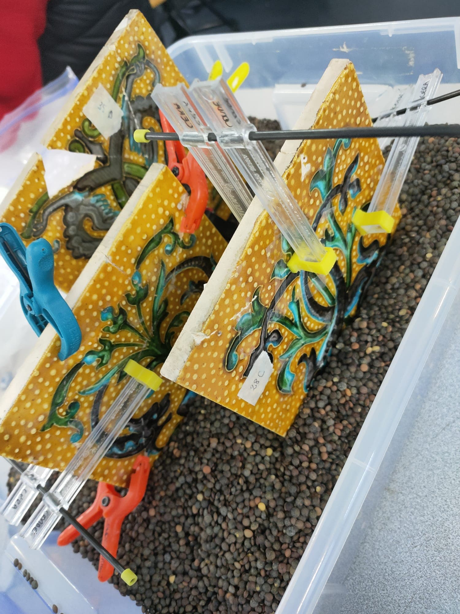 Collage de fragments de céramique brisée