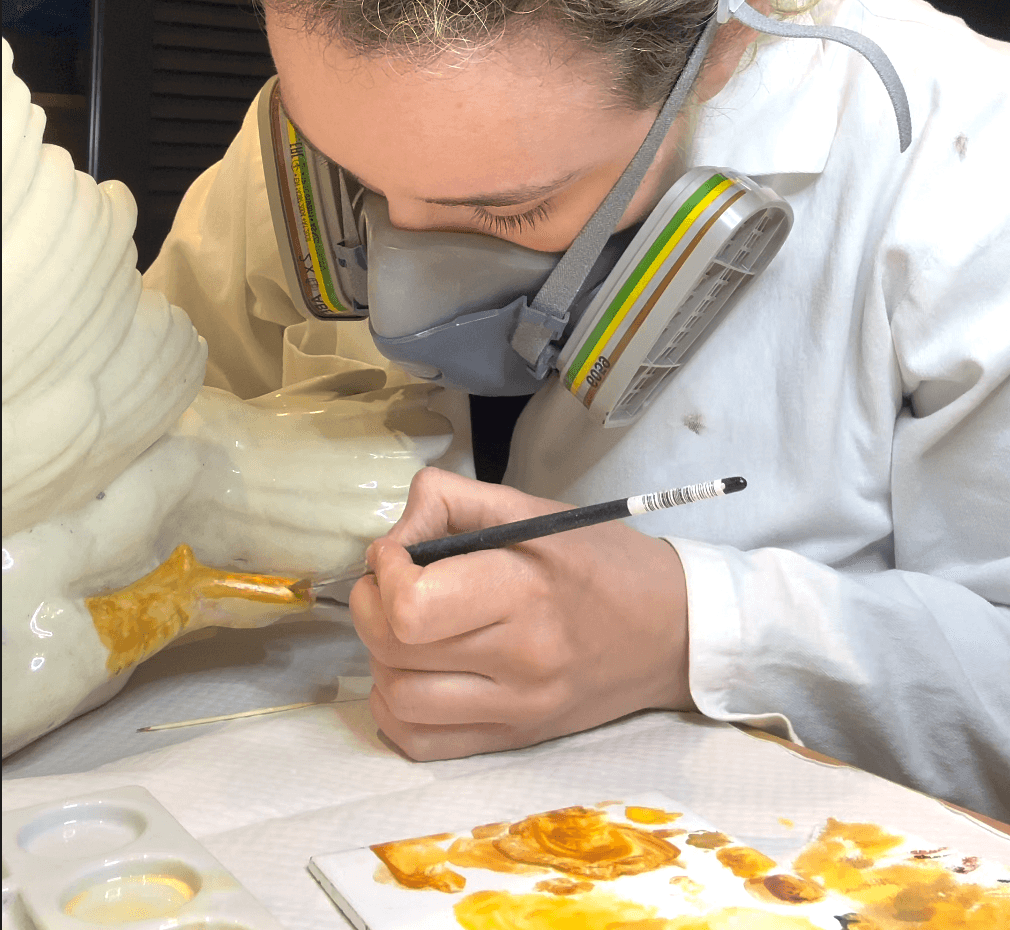 Intégration colorée sur une porcelaine restaurée