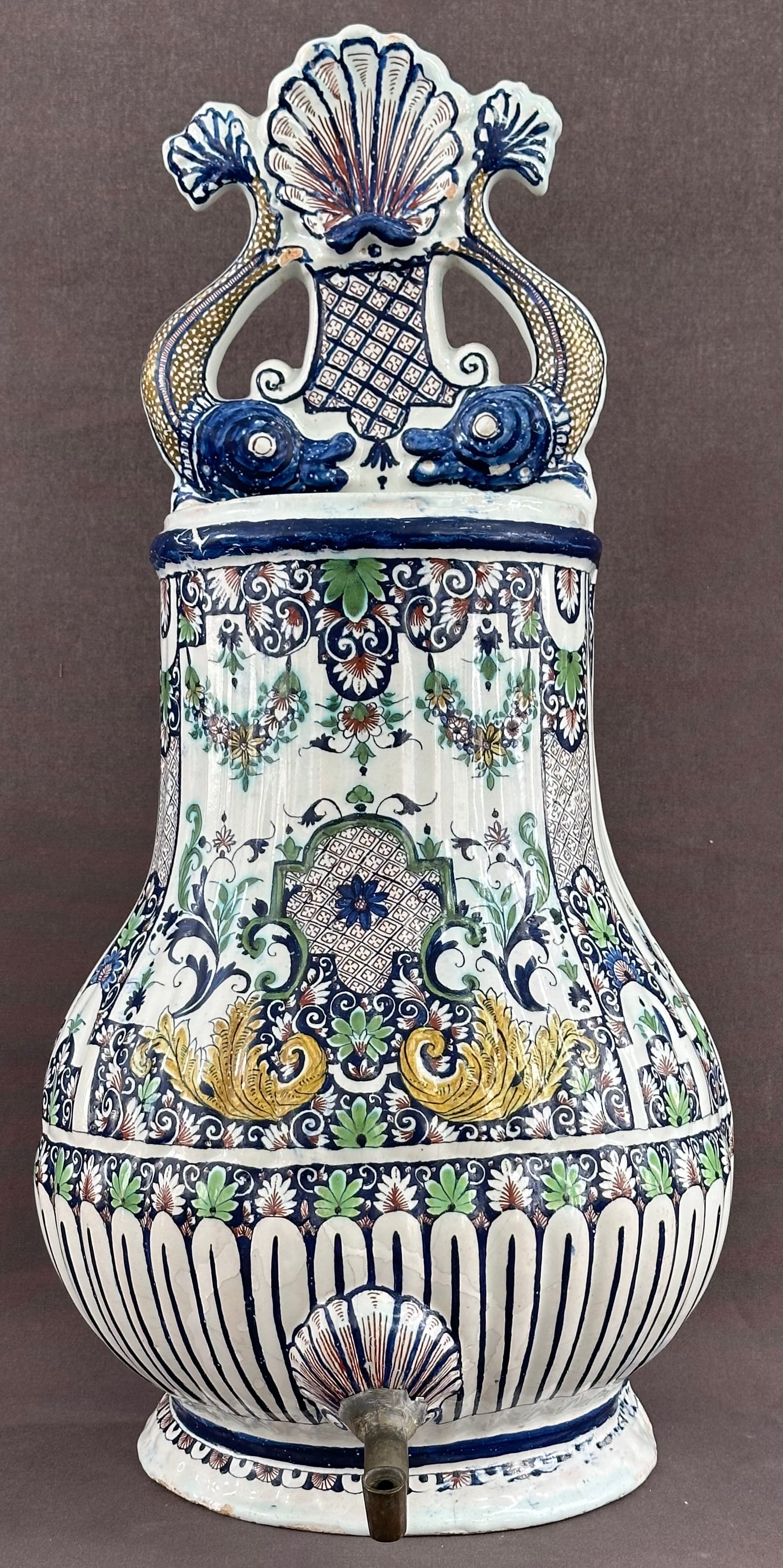 Exemple de restauration muséale avec retouche visible sur céramique