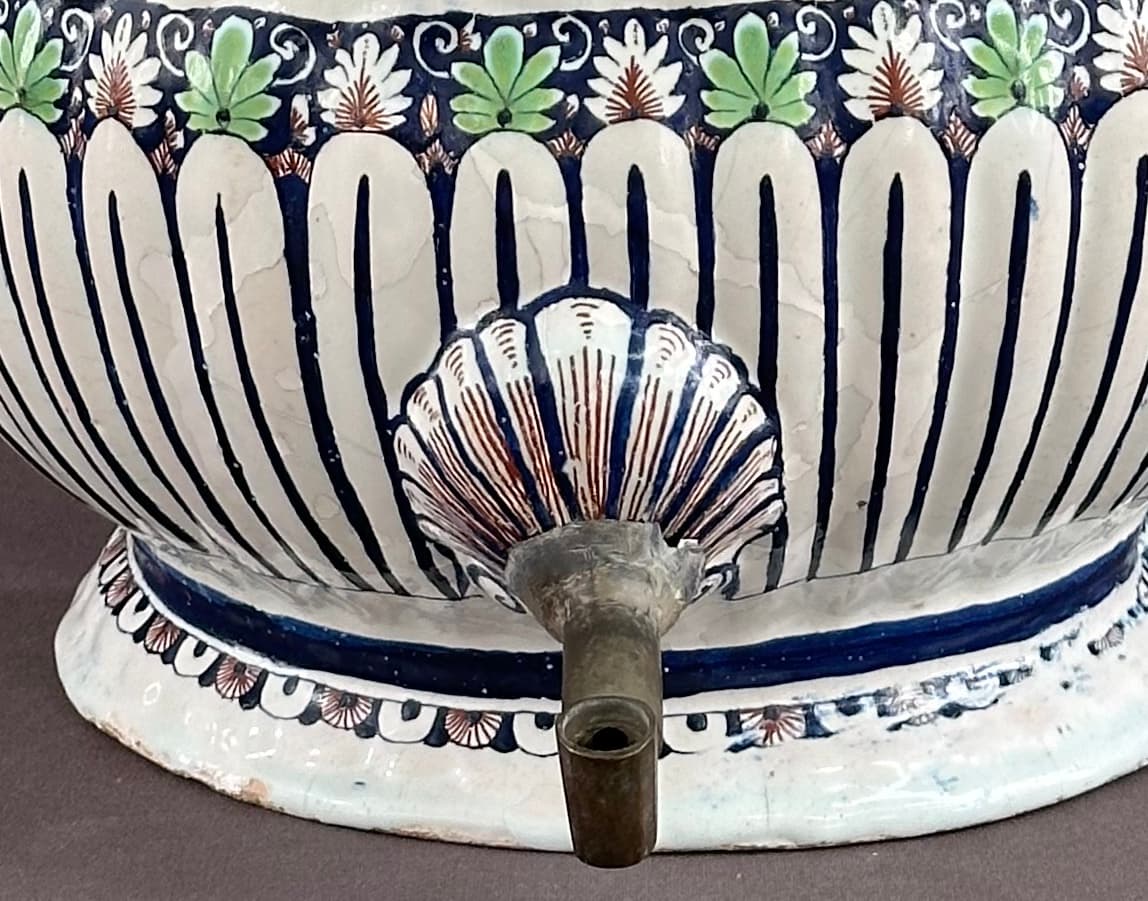 Exemple de restauration muséale avec retouche visible sur céramique